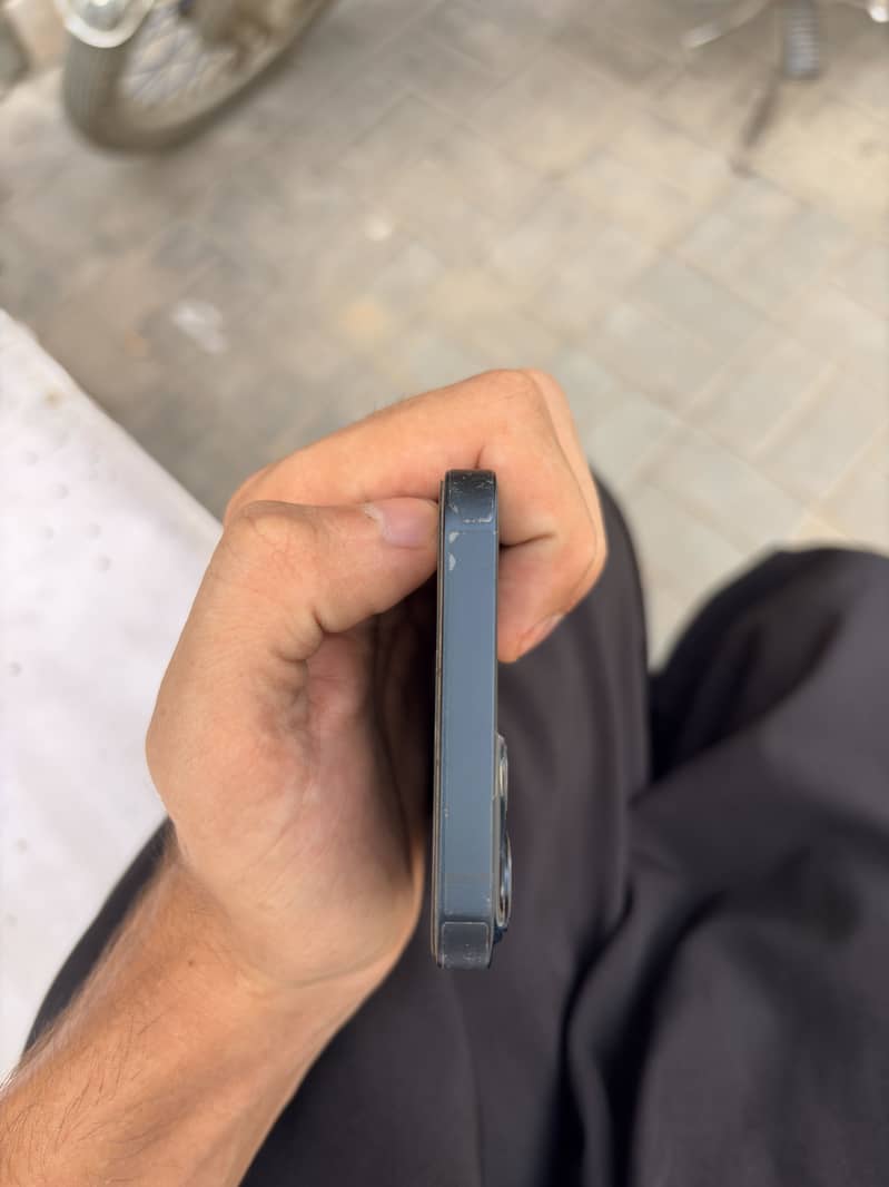 Apple iPhone 13 5