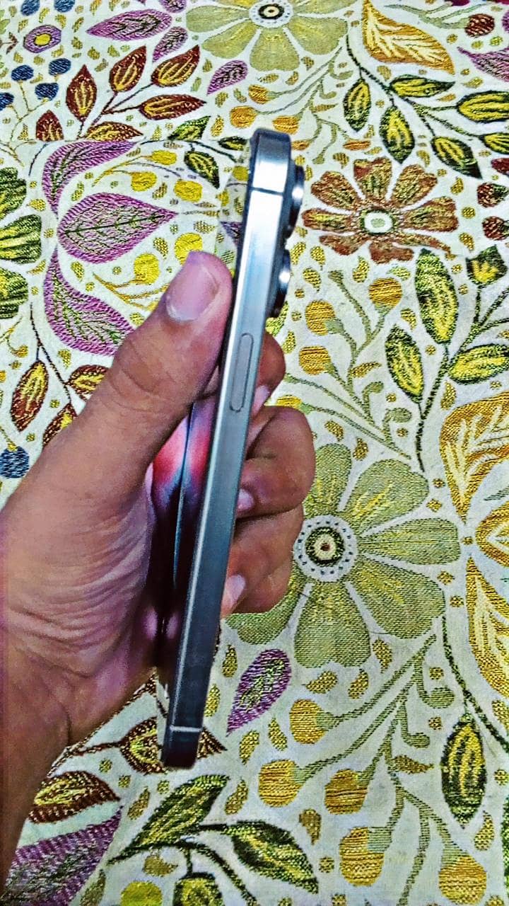 Apple iPhone 15 Pro Max 2