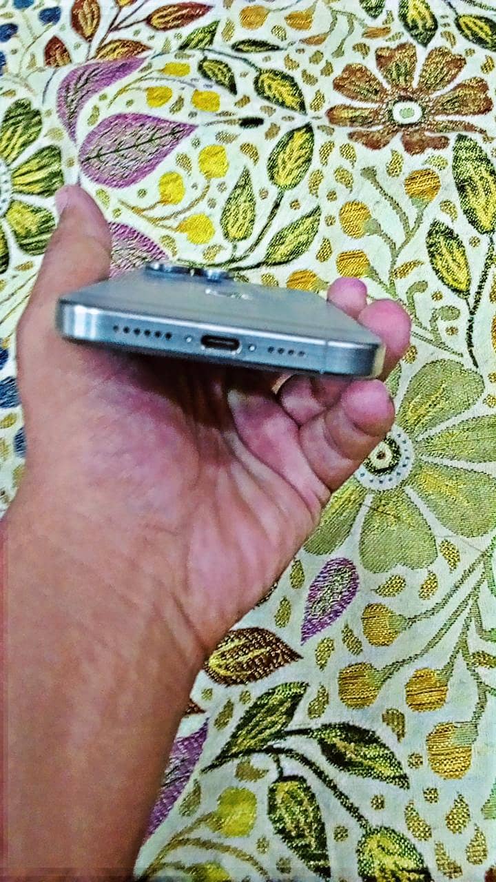 Apple iPhone 15 Pro Max 4