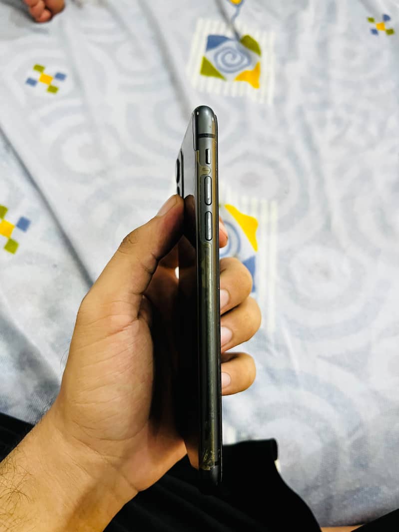 Apple iPhone 11 3