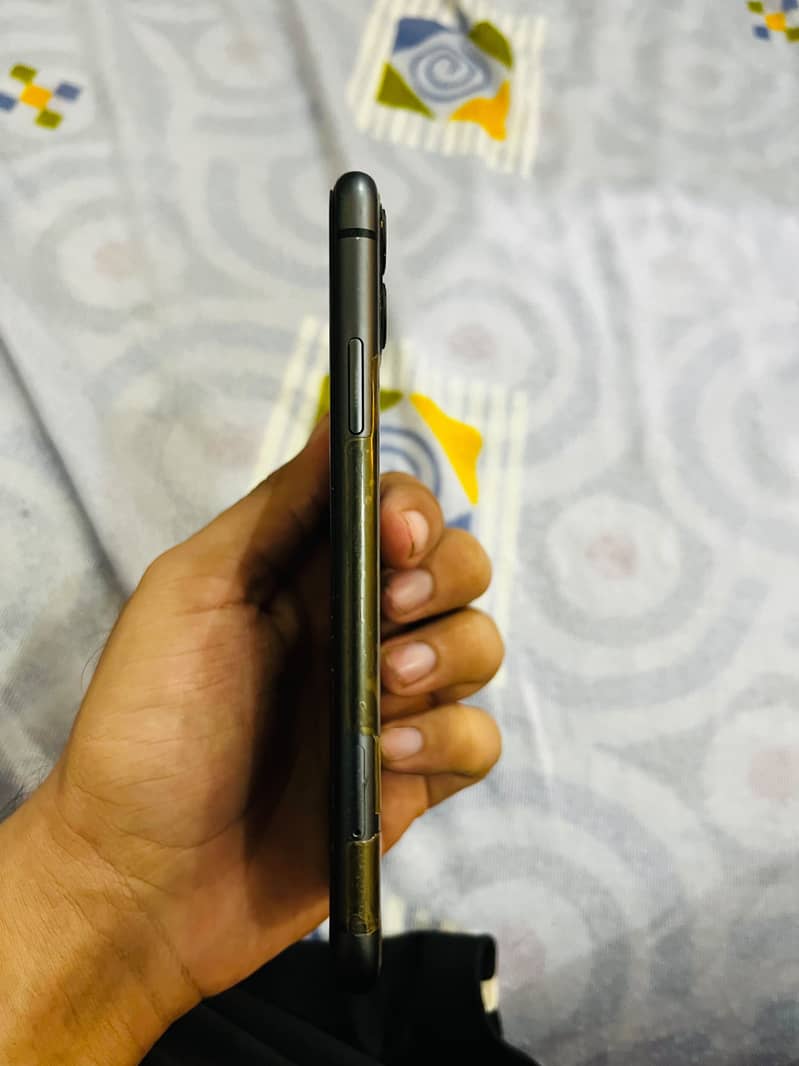 Apple iPhone 11 4