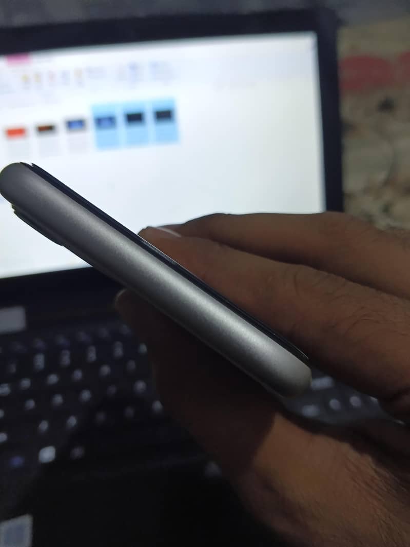 Apple iPhone 11 4