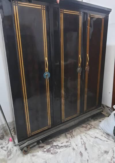 Triple Door Almari in good condition