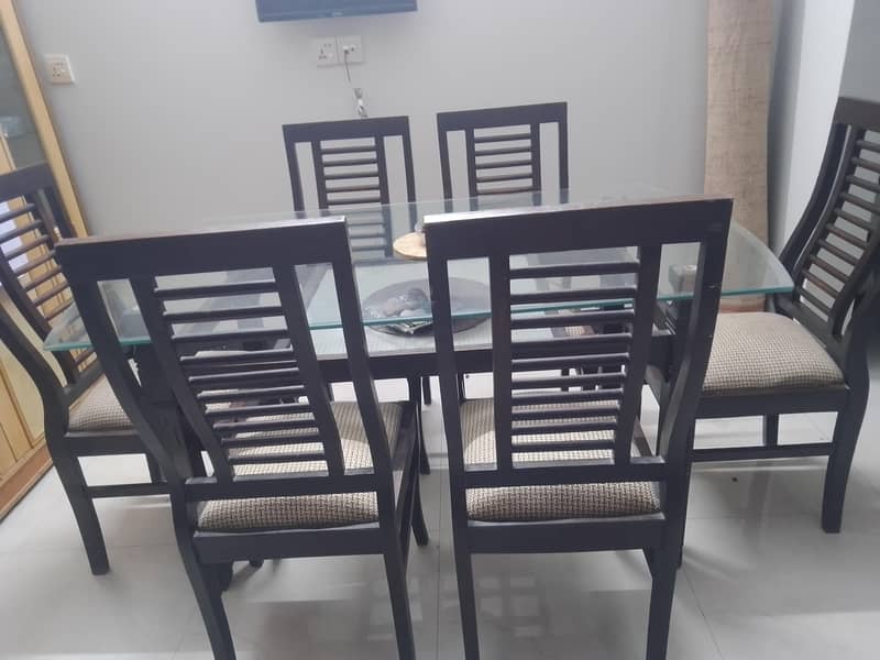 solid wood 6 seater dinning table 0