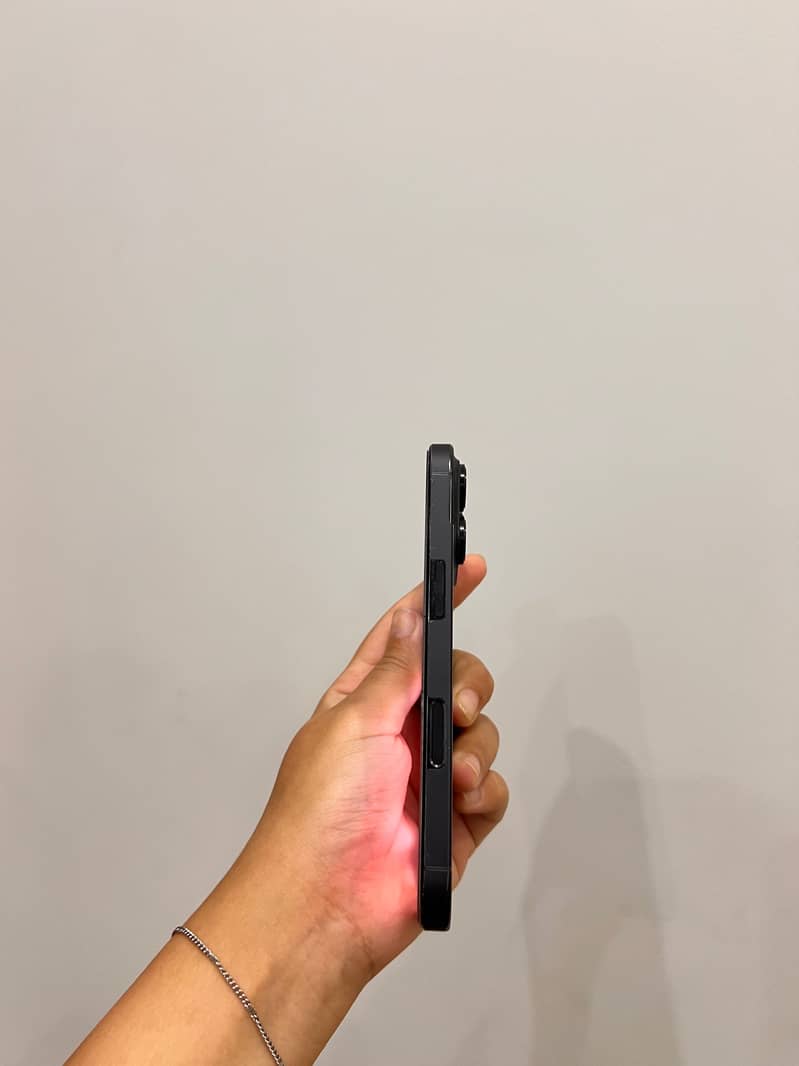 Apple iPhone 16 Pro 0