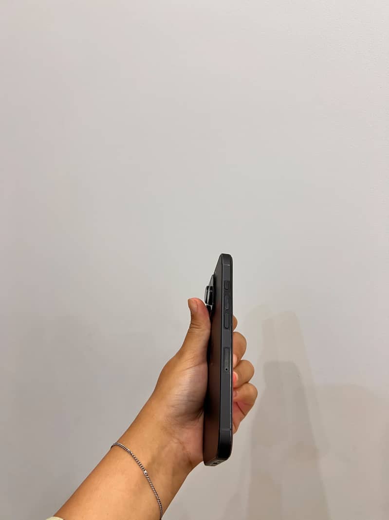 Apple iPhone 16 Pro 2