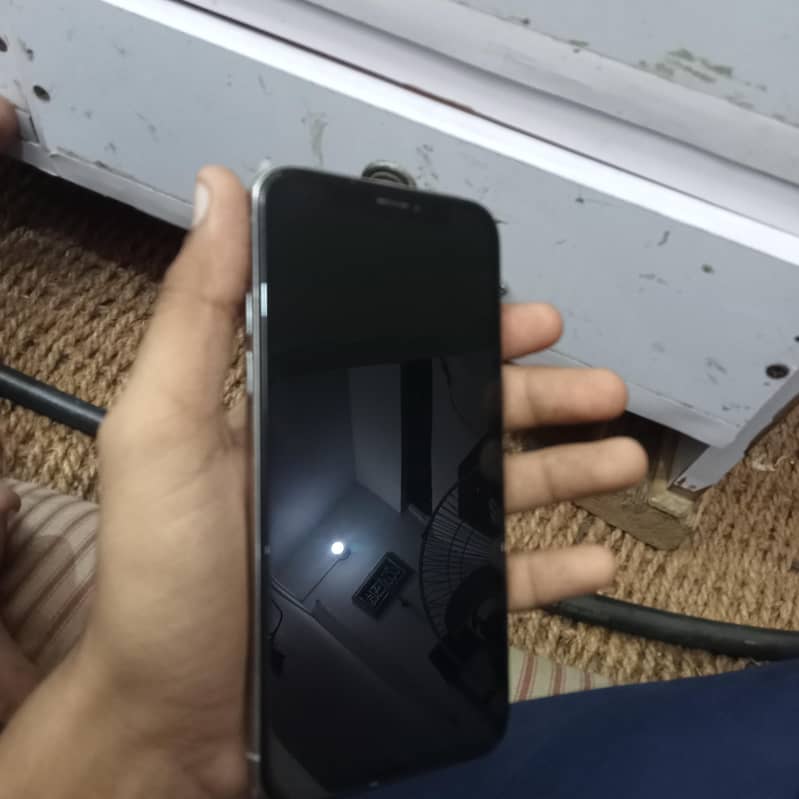 Apple iPhone X 4
