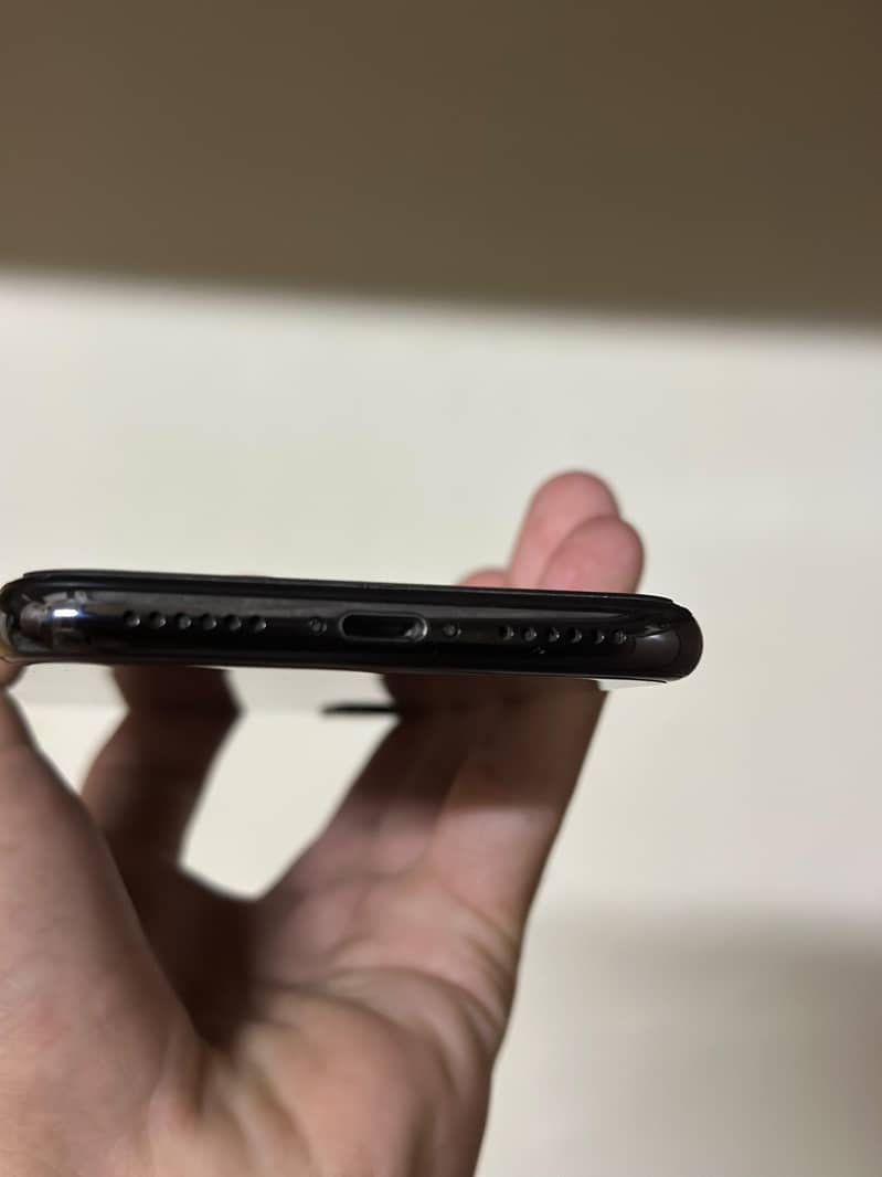 Apple iPhone X 4