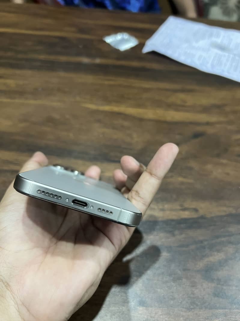 iPhone 15 Pro Max 4