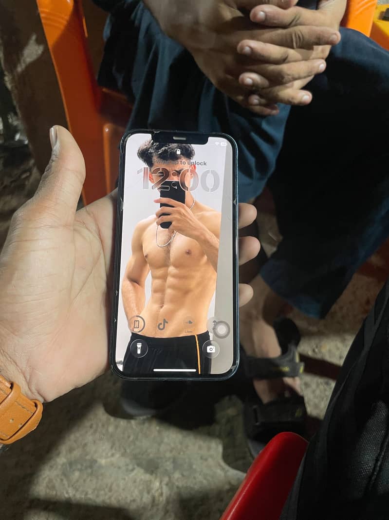 Apple iPhone 12 4