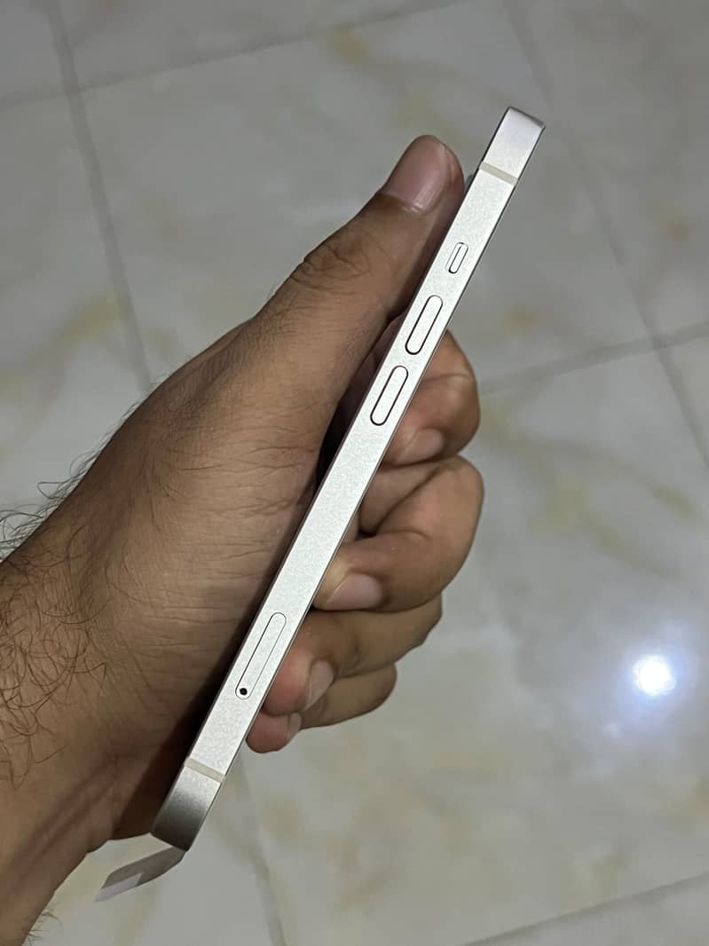 Apple iPhone 13 4