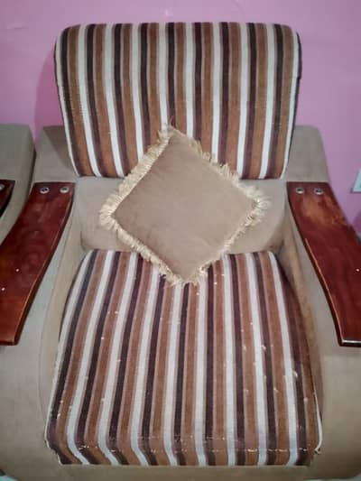 Title: 7 Seater Used Sofa Set with Table