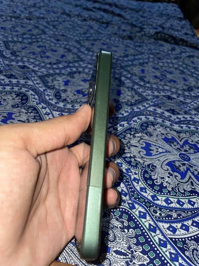 2 Mobiles Hy BAs ak Ki lcd Chang Ho gi battery hy or dusara bi thk hy