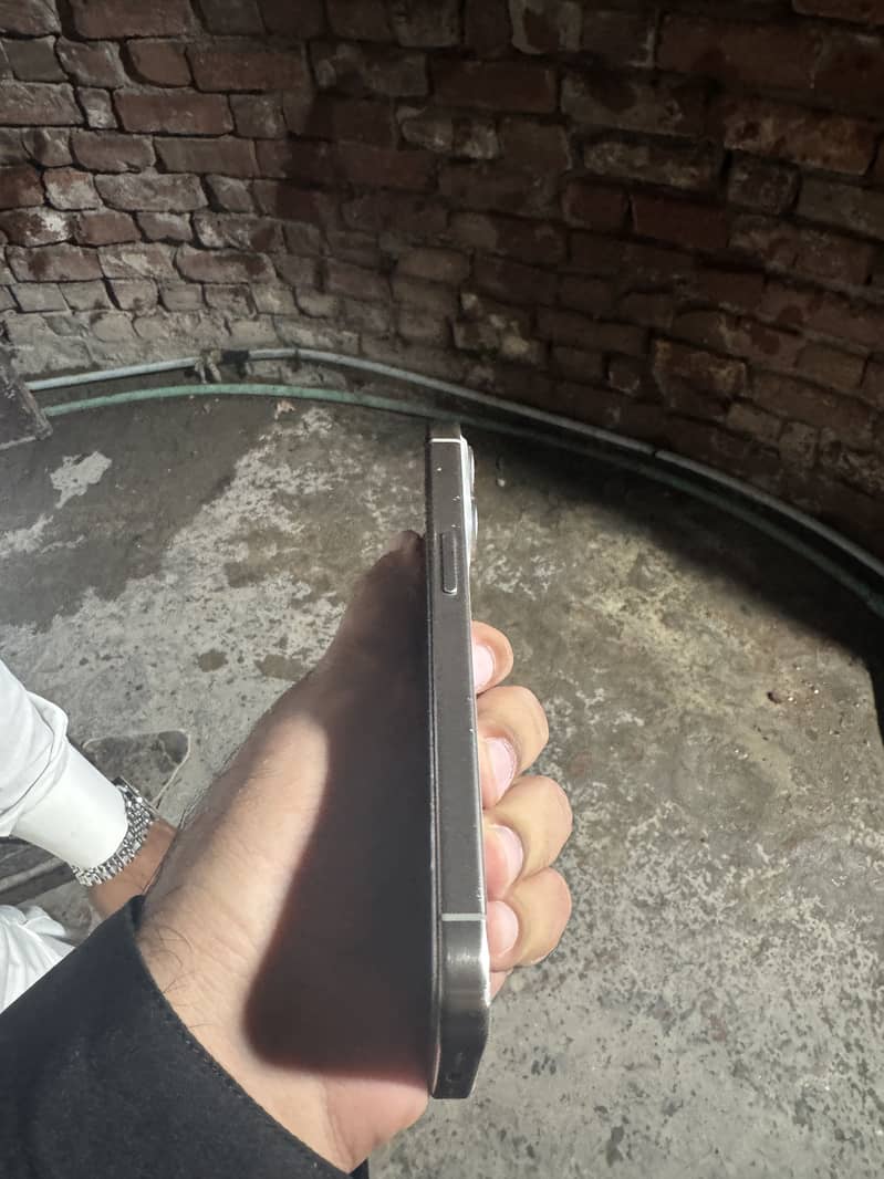 Apple iPhone 15 Pro 3