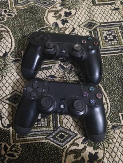2 controllers of PS4 and pc