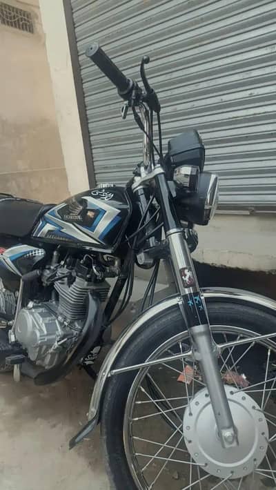 Honda 125 model 2025 in new condition kick start (0305 5907895)