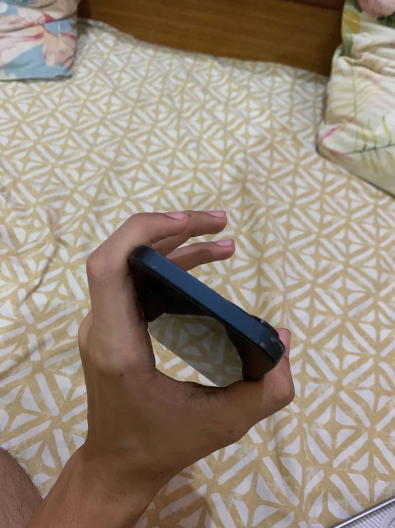 Apple iPhone 13 8