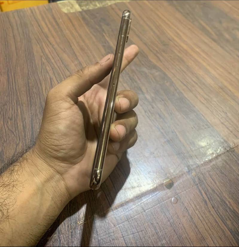 Apple iPhone XS Max 3