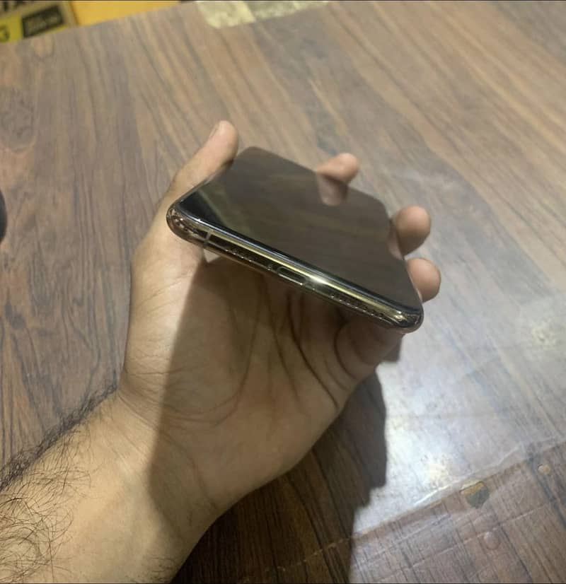 Apple iPhone XS Max 4