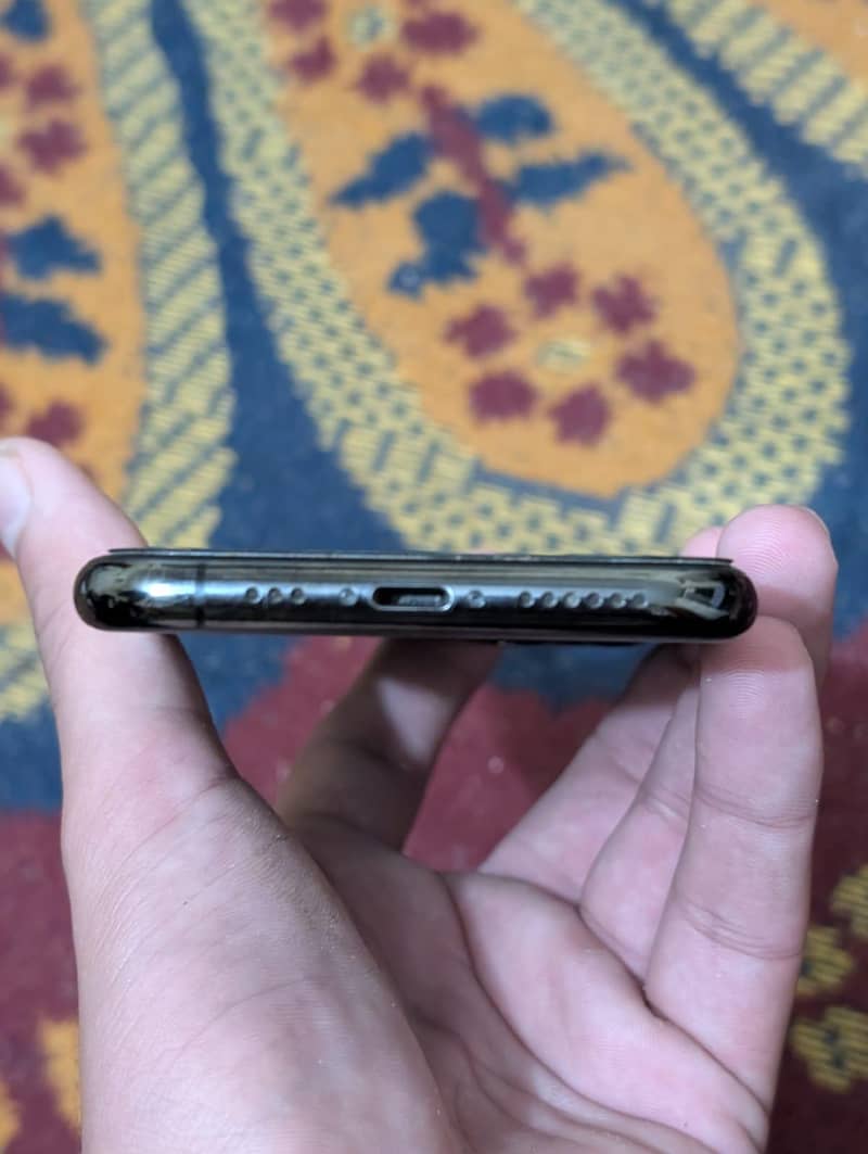 Apple iPhone 11 Pro 4