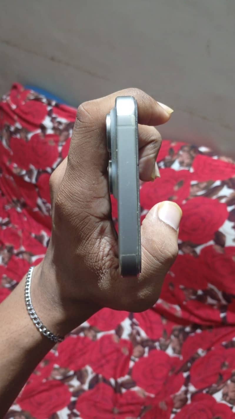Apple iPhone 15 Pro Max 3