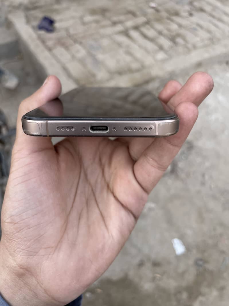 Apple iPhone 16 Pro Max 4
