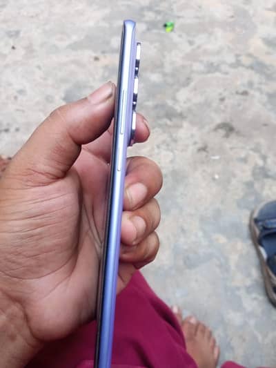 10 10 phone ha 8 moth ki garnti be ha box be ha charge be ha