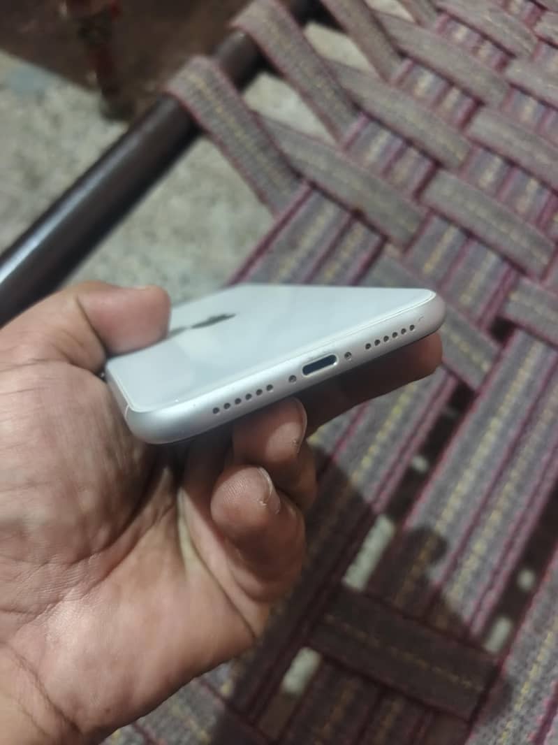 Apple iPhone 11 4
