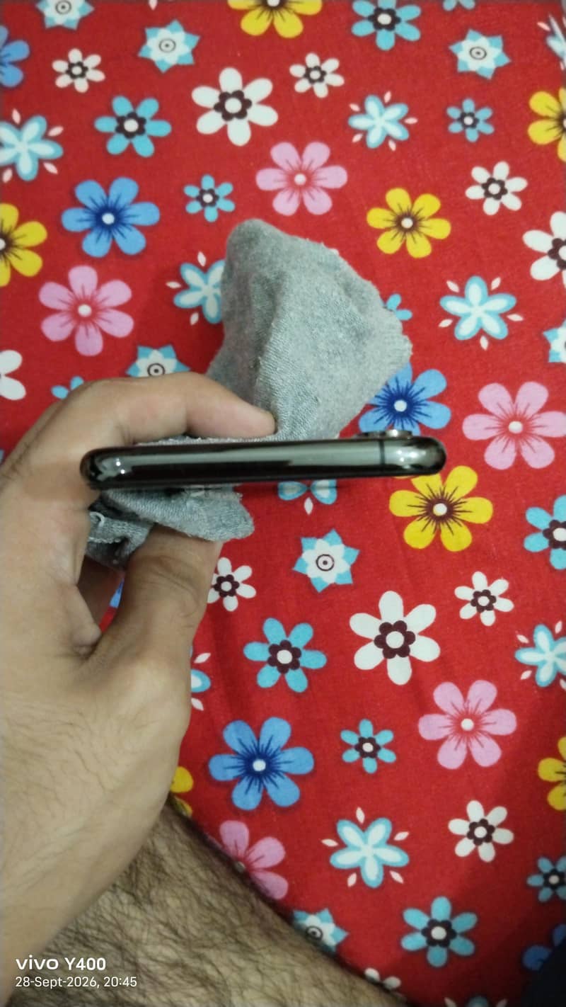 Apple iPhone XS 3