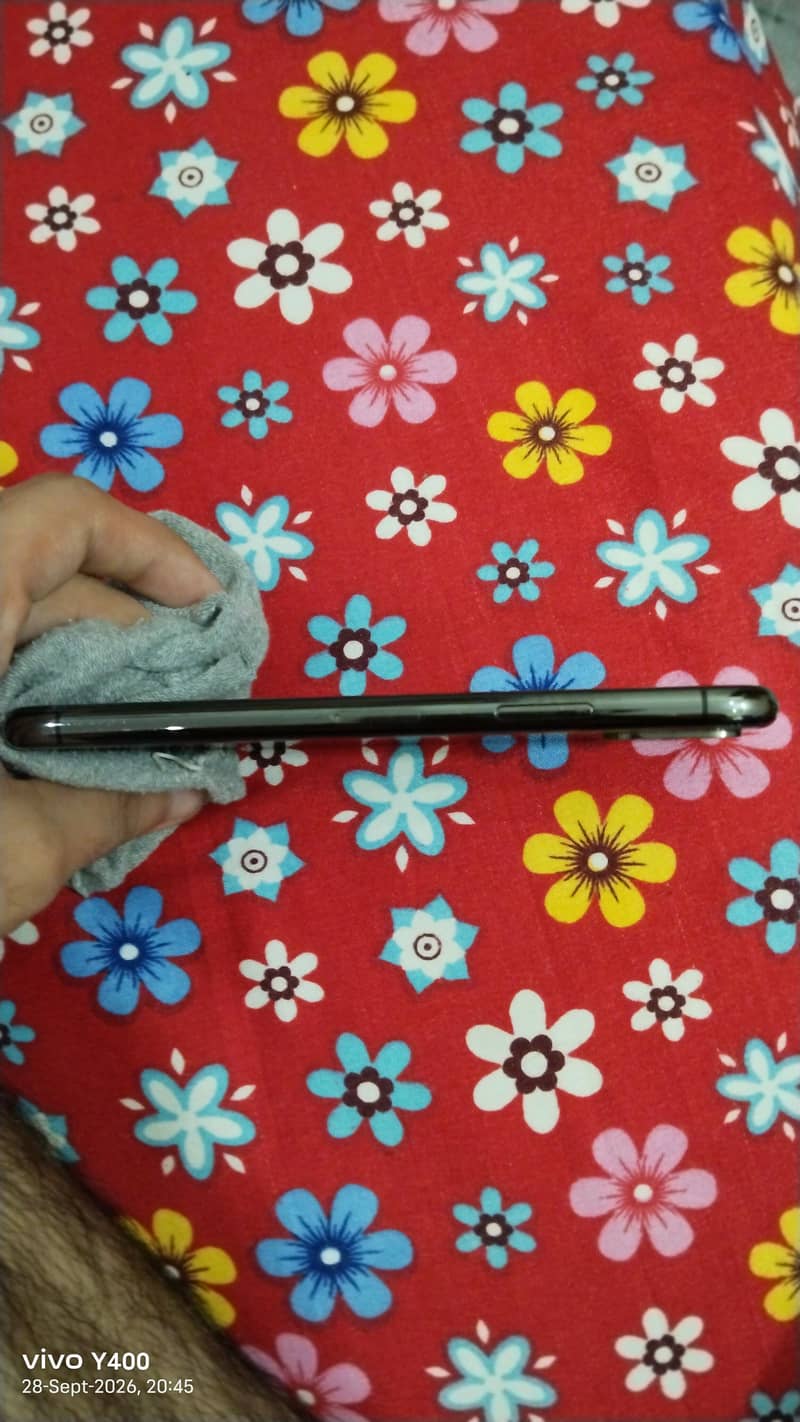 Apple iPhone XS 4