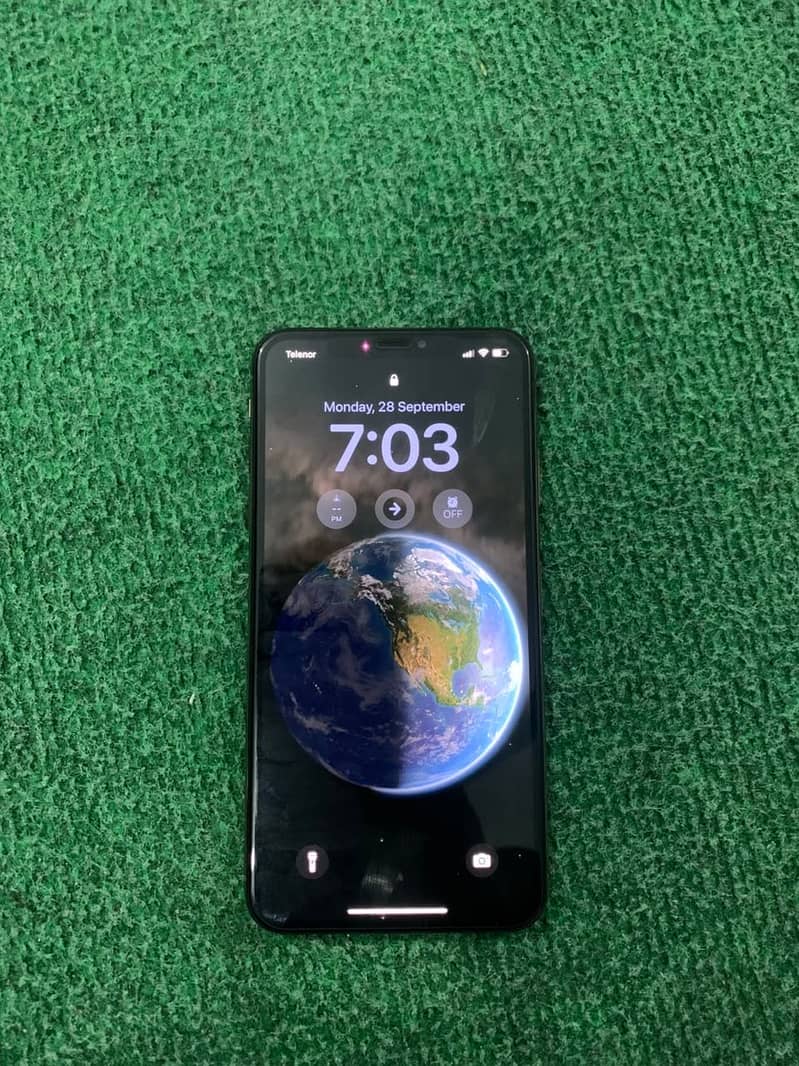 Apple iPhone XS Max 1
