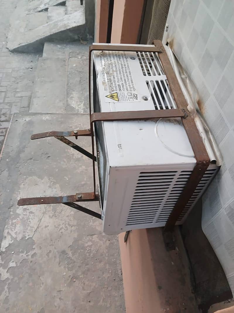 window AC 1