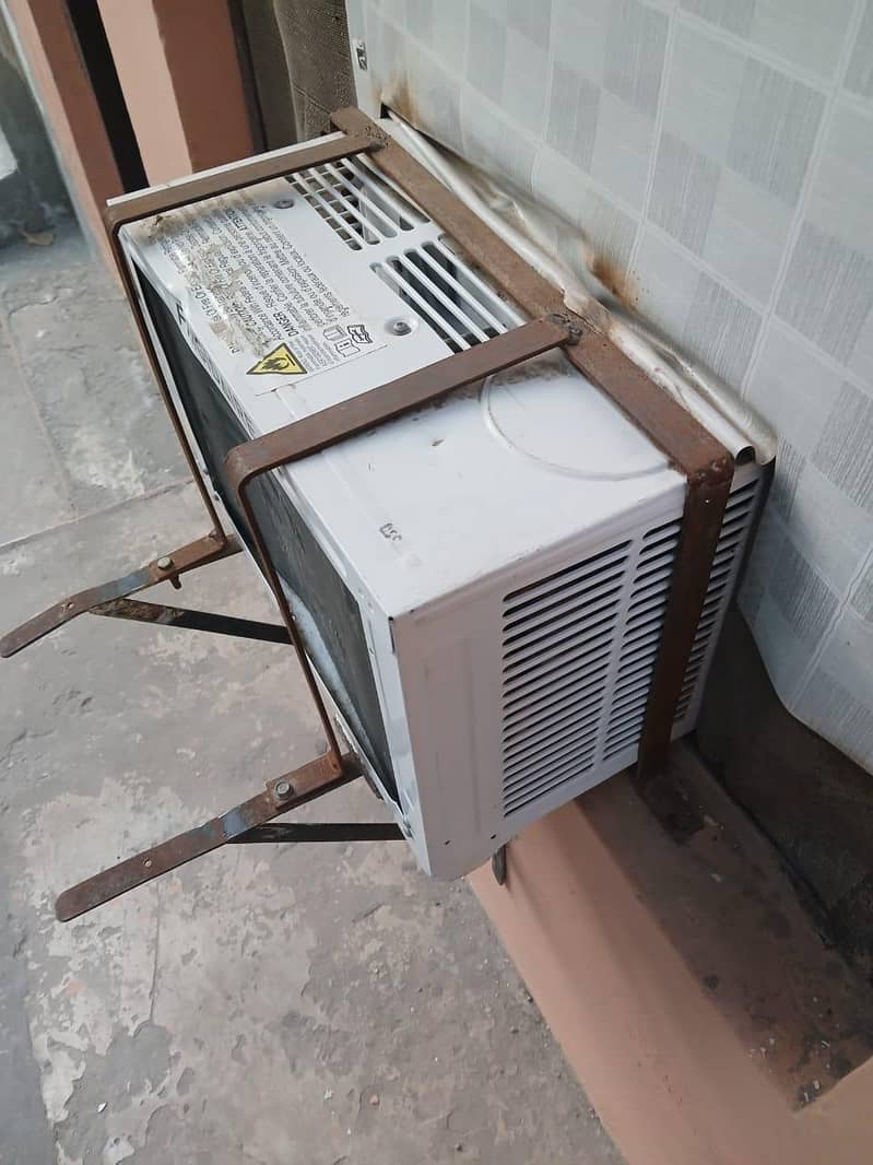 window AC 3