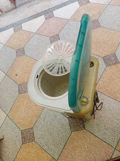 used Haier  dryer 6 kg look like new