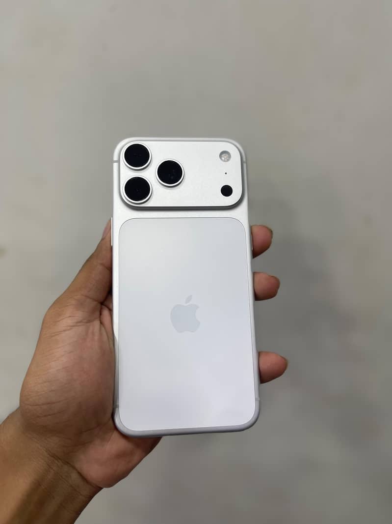 Apple iPhone 17 Pro Max 1