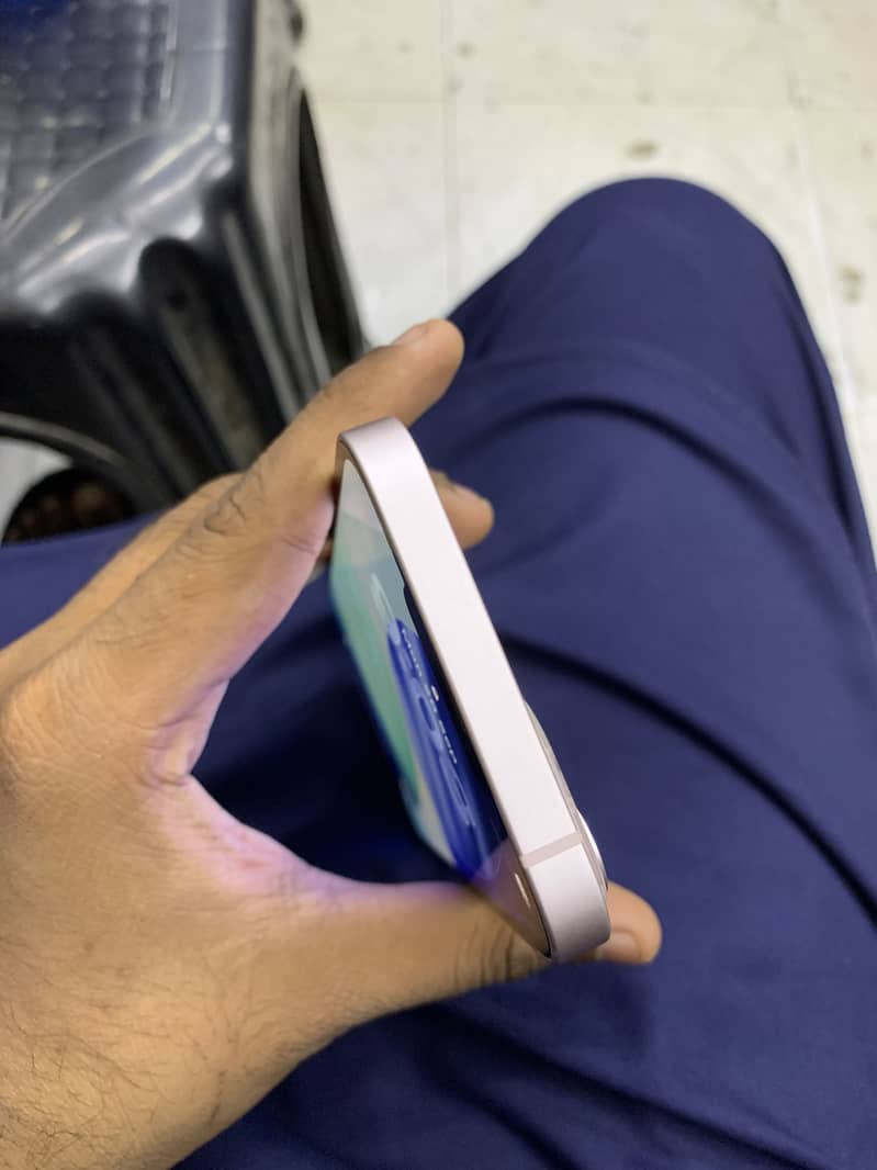 Apple iPhone 13 8