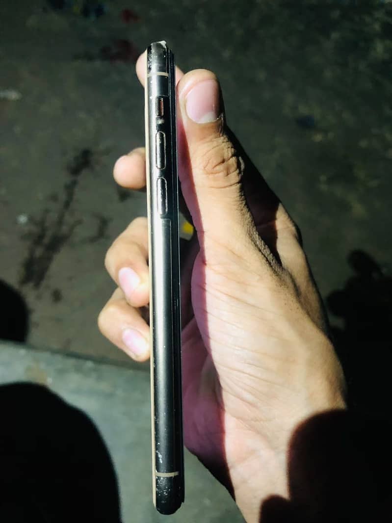 Apple iPhone 11 Pro 4