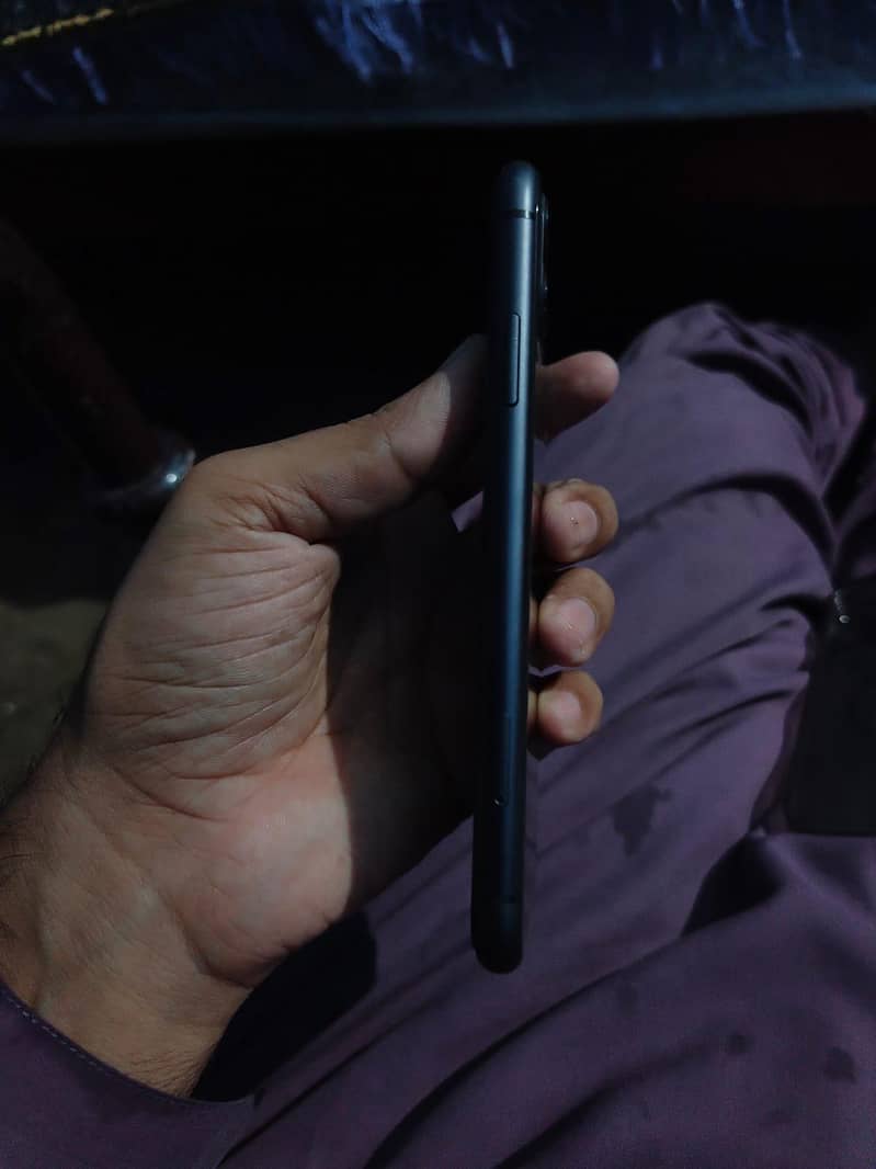 Apple iPhone 11 3