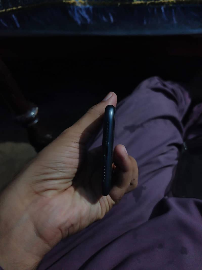 Apple iPhone 11 4