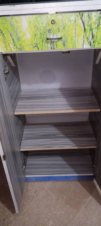Kidz wardroab 2 door good condition ek darz 3 section