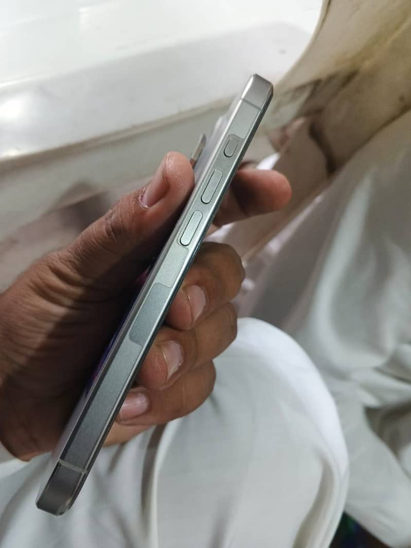 Apple iPhone 15 Pro 3