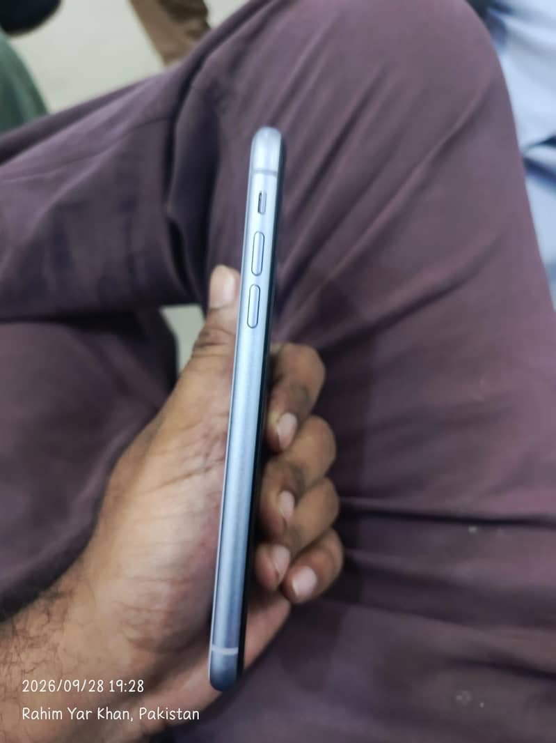 Apple iPhone 11 3