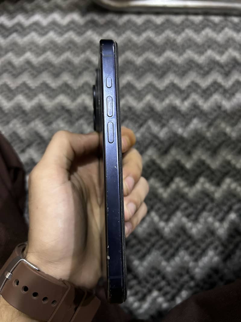 Apple iPhone 15 Pro 4