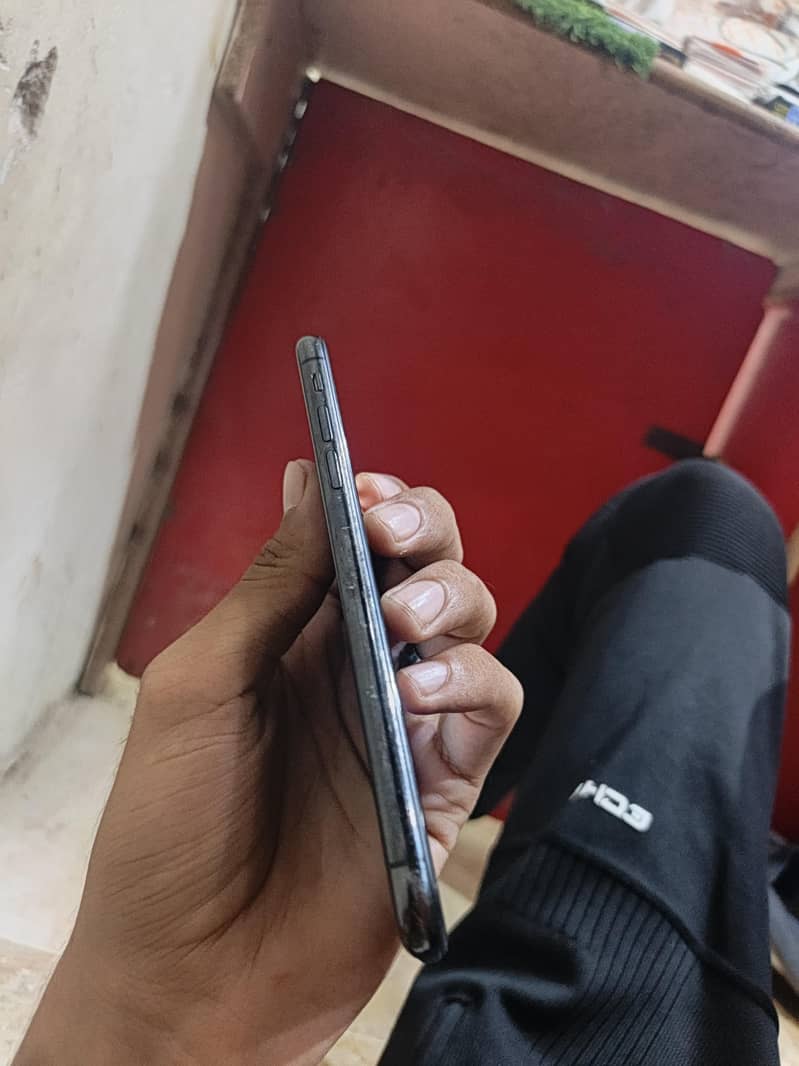 Apple iPhone X 4