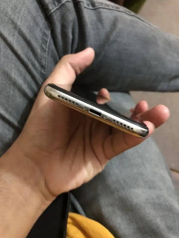 Apple iPhone X 4