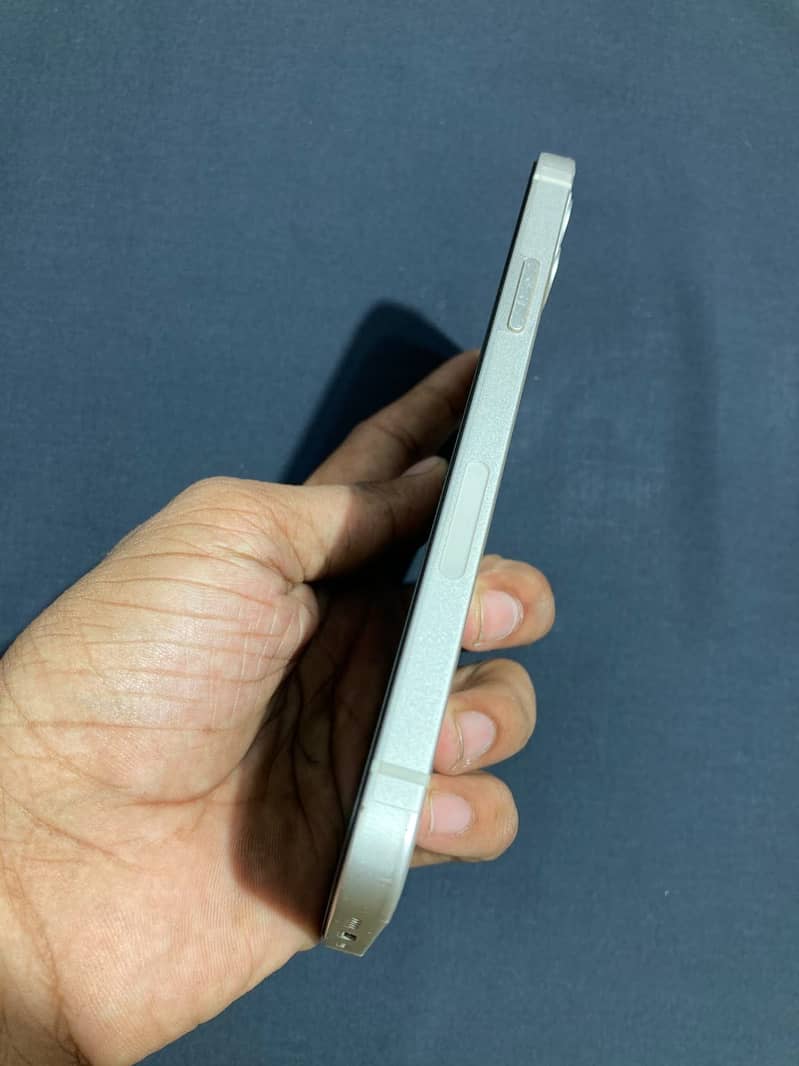 Apple iPhone 12 4