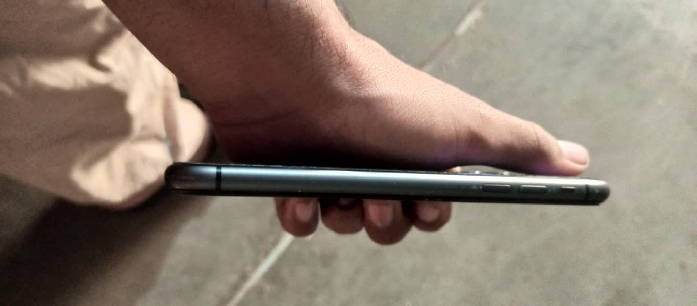 Apple iPhone 11 4