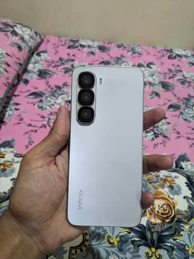 Infinix hot 60i 8/128.  Tecno spark 40 6/128