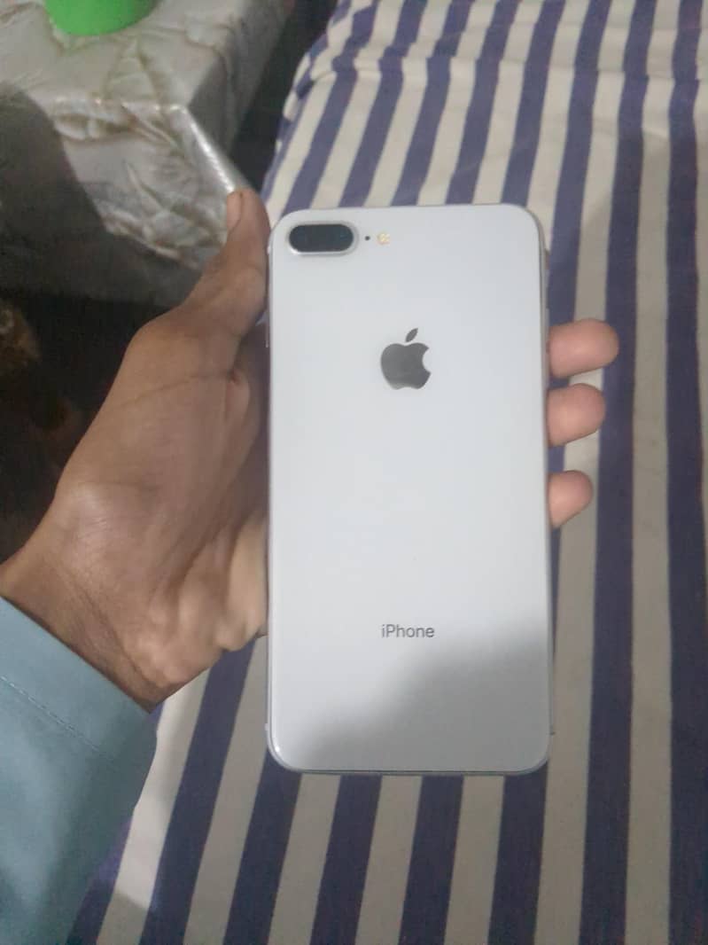 Apple iPhone 8 Plus 1