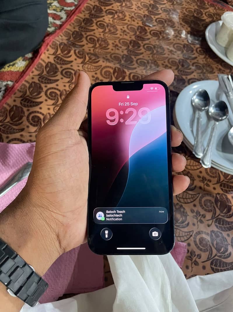 Apple iPhone 13 4